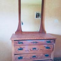 Mobili in legno con specchi (cassettone e armadio)