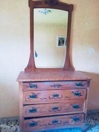 Mobili in legno con specchi (cassettone e armadio)