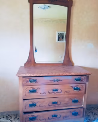 Mobili in legno con specchi (cassettone e armadio)