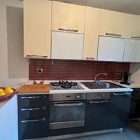 Cucina con lavastoviglie no forno