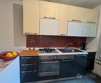 Cucina con lavastoviglie no forno