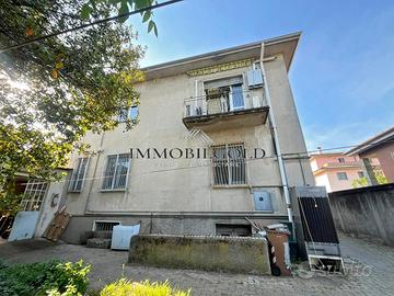Villa bifamiliare con capannone e cortile privato