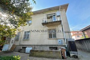 Villa bifamiliare con capannone e cortile privato