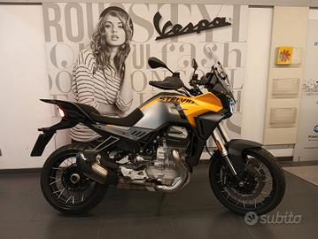 Moto Guzzi Stelvio giallo savana