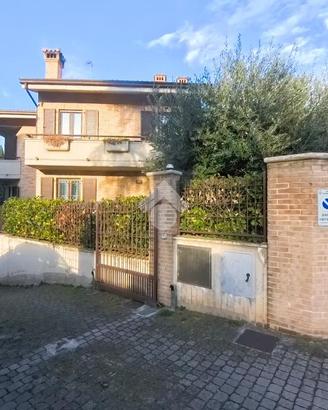 VILLA A SCHIERA A CIVITANOVA MARCHE