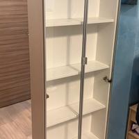 Libreria con ante in vetro