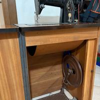 Macchina da cucire SINGER a pedale con mobile