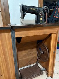 Macchina da cucire SINGER a pedale con mobile