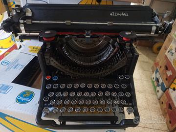 Macchina da scrivere d' epoca Olivetti