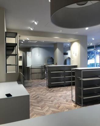 Arredo pregio attività commerciale abbiagliamento