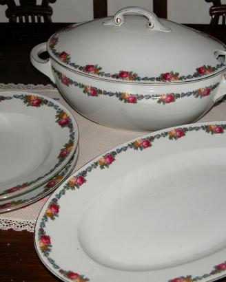 Servizio di piatti antico