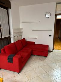 Divano rosso con chaise longue