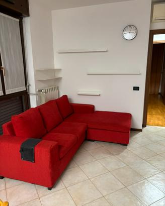 Divano rosso con chaise longue
