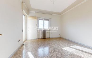 AMPIO E LUMINOSO 4 VANI CON CANTINA E AUTORIMESSA.