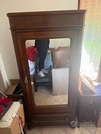 Armadio antico in legno massello con specchiera