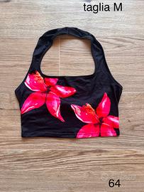 Top crop halter nero con stampa fiori ibisco fucsi
