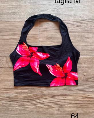 Top crop halter nero con stampa fiori ibisco fucsi