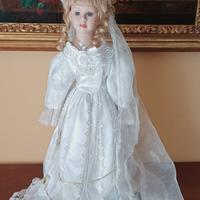 Bambola in porcellana in abito da sposa 