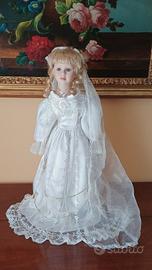 Bambola in porcellana in abito da sposa 