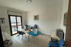Affittare/Vendere TRILOCALE destinaz. ufficio A10