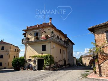 Casa indipendente su tre livelli con vista Lago