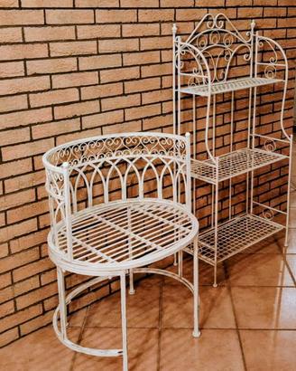 Poltroncina e scaffale in ferro battuto