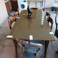 Tavolo in legno con top in vetro