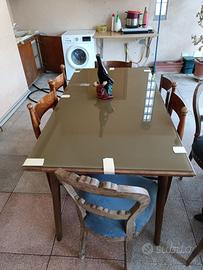 Tavolo in legno con top in vetro