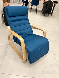 Sedia a dondolo in legno e cuscino blu