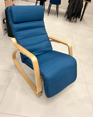 Sedia a dondolo in legno e cuscino blu