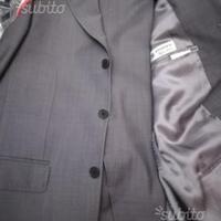 Vestito da uomo grigio