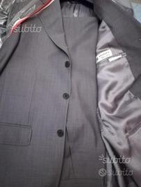Vestito da uomo grigio