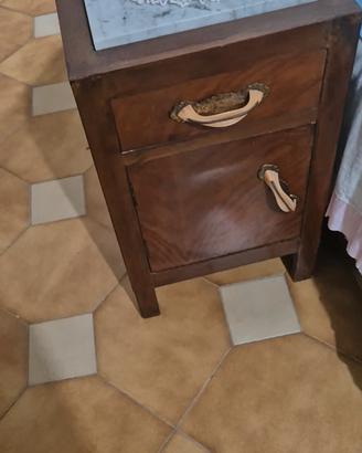 Coppia di comodini del 900.