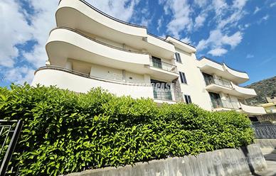 AMPIO APPARTAMENTO AL PRIMO PIANO CON BOX E TERRAZ