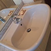 mobile bagno con lavandino e rubinetto
