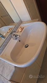 mobile bagno con lavandino e rubinetto