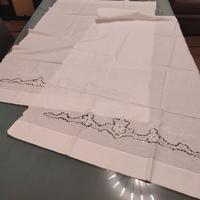 coppia asciugamani lino ricamate a mano