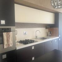 Cucina comprensiva di elettrodomestici
