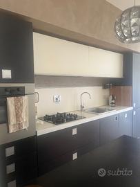 Cucina comprensiva di elettrodomestici