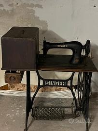 Macchina da cucire Singer d'epoca con mobile