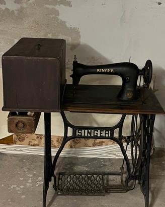 Macchina da cucire Singer d'epoca con mobile