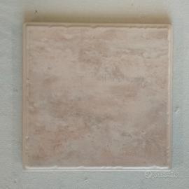 25 piastrelle 20x20 cm.