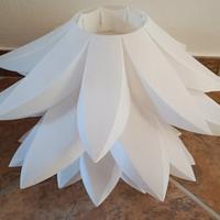 Paralume in plastica, forma di fiore di loto.