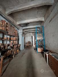 Locale artigianale di 85 mq con cortiletto interno