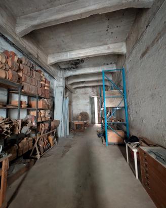 Locale artigianale di 85 mq con cortiletto interno