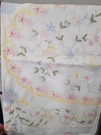Coperta  in lino ed organza  ricamata a mano 