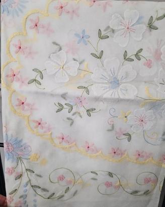 Coperta  in lino ed organza  ricamata a mano 