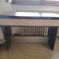 Scrivania con vano porta oggetti e specchio