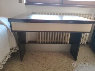 Scrivania con vano porta oggetti e specchio