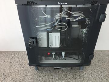 Rack bTicino con cavi e patch panel